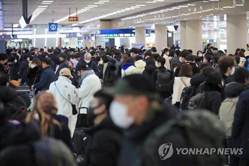 폭설에 제주공항 북새통    (제주=연합뉴스) 박지호 기자 = 제주도에 대설특보가 내려진 18일 오전 제주국제공항 출발층이 항공편을 기다리는 승객들로 크게 붐비고 있다. 2022.12.18
   jihopark@yna.co.kr