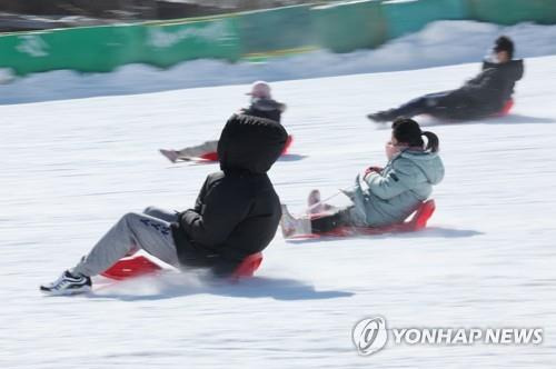 최강 한파 속 즐기는 눈썰매    (과천=연합뉴스) 임헌정 기자 = 올겨울 들어 가장 추운 날씨를 보인 18일 경기도 과천 서울랜드 눈썰매장을 찾은 시민들이 눈썰매를 즐기고 있다. 2022.12.18
    kane@yna.co.kr