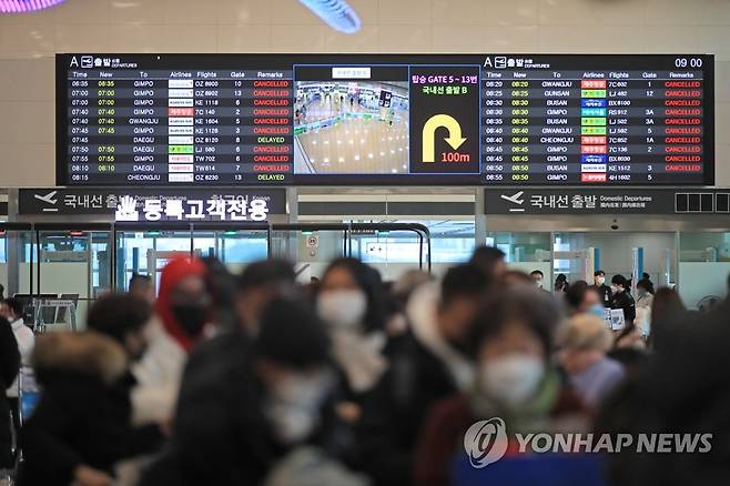 폭설에 제주공항 북새통 (제주=연합뉴스) 박지호 기자 = 제주도에 대설특보가 내려진 18일 오전 제주국제공항 출발층이 항공편을 기다리는 승객들로 크게 붐비고 있다. 2022.12.18 jihopark@yna.co.kr