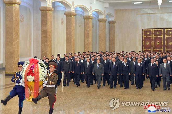 북한 간부들, 김정일 사망 11주기맞아 금수산태양궁전 참배 (평양 조선중앙통신=연합뉴스) 북한 김정일 국방위원장 사망 11주기(12월 17일)를 맞아 지난 17일 노동당중앙위원회, 최고인민회의 상임위원회, 내각, 무력기관 일꾼들이 금수산태양궁전을 참배했다고 조선중앙통신이 18일 보도했다. 2022.12.18 
    [국내에서만 사용가능. 재배포 금지. For Use Only in the Republic of Korea. No Redistribution] nkphoto@yna.co.kr