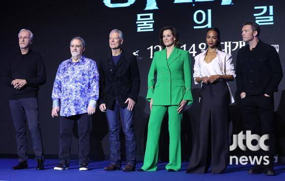 9일 오전 서울 영등포구 여의도 콘래드호텔에서 영화 '아바타: 물의 길' 기자간담회가 진행됐다. 제임스 카메론 감독과, 조 랜도 프로듀서, 배우 샘 워싱턴, 조 샐다나, 시고니 위버, 스티븐 랭이 참석했다.  박세완 엔터뉴스팀 기자 park.sewan@jtbc.co.kr (콘텐트비즈니스본부)
