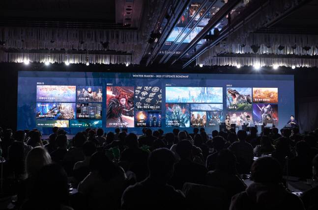 지난 18일 열린 로스트아크의 유저 페스티벌 ‘2022 로아온 윈터’에서 향후 로드맵에 대해 설명하고 있다. &nbsp;제공 | 스마일게이트