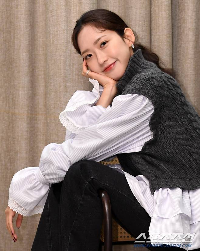 배우 한지현이 15일 서울 강남구 신사동 한 카페에서 라운드 인터뷰 전 포즈를 취하고 있다. 신사동=박재만 기자 pjm@sportschosun.com/2022.12.15/