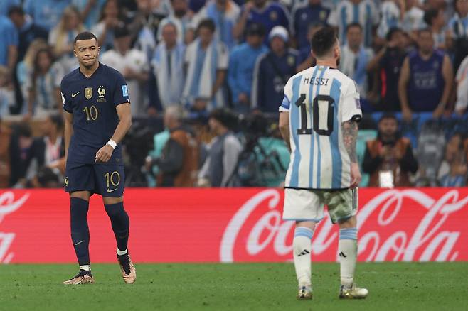 France's forward #10 Kylian Mbappe (L) reacts as Argentina's forward #10 Lionel Messi (R) looks on during the Qatar 2022 World Cup final football match between Argentina and France at Lusail Stadium in Lusail, north of Doha on December 18, 2022. (Photo by Adrian DENNIS / AFP)<저작권자(c) 연합뉴스, 무단 전재-재배포 금지>