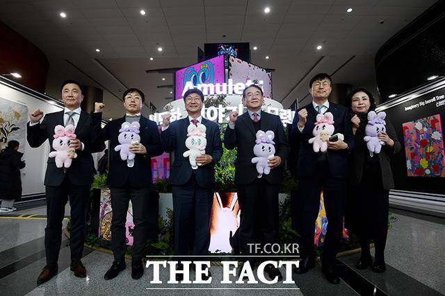 이동기 코엑스 사장(왼쪽에서 세 번째)과 참석자들이 19일 오후 서울 강남구 코엑스에서 열린 '코엑스 윈터 페스티벌 2022' 개막행사를 마치고 기념촬영을 하고 있다. /이선화 기자