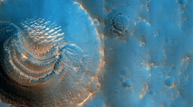 NASA MRO HiRise 카메라가 포착한 화성 분화구의 모습. 연구진은 원래 이미지에 색을 입혀 특이한 모양의 분화구의 특징을 강조해 보여줬다. (사진=NASA/JPL-칼텍/애리조나 대학)