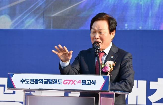 박완수 경남도지사가 현대로템의 GTX-A 차량 출고식에서 기업 관계자들을 격려하고 있다.