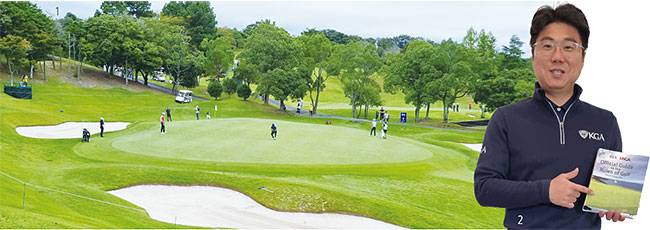 1 퍼팅그린에서 플레이한 볼이 만약 지렁이를 맞고 홀에 들어갔다면 어떻게 해야 할까. 정답은 홀에 들어간 걸로 인정된다. 루스임페디먼트로 규정된 동물 (지렁이, 곤충)을 맞힌 경우 그 영향을 받은 그대로 플레이해야 한다라는 로컬룰을 내년부터는 일반 규칙에 포함했다. 2 대한골프협회 골프 규칙 담당 구민석 팀장이 내년부터 적용되는 새로운 골프 규칙 책자를 들고 설명하고 있다. 사진 민학수 기자