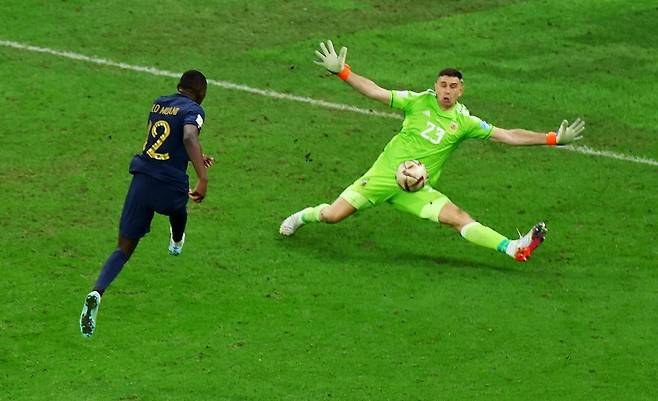 Soccer Football - FIFA World Cup Qatar 2022 - Final - Argentina v France - Lusail Stadium, Lusail, Qatar - December 18, 2022 Argentina's Emiliano Martinez saves a shot from France's Randal Kolo Muani REUTERS/Molly Darlington /REUTERS/뉴스1 /사진=뉴스1 외신화상