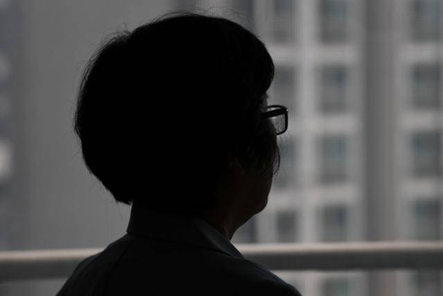 중증 자폐성 장애인 임동균(가명)씨의 모친 유명숙(가명)씨가 지난 4월 서울의 자택에서 창밖을 내다보고 있다. 인터뷰 당시 아들은 10개월간 지냈던 병원에서 퇴원 통보를 받고, 모자는 막막한 상황에 내몰렸었다. 유씨는 "아들을 받아줄 시설이 없으면 함께 죽는 길밖에 없다"며 낙심했다. 최주연 기자