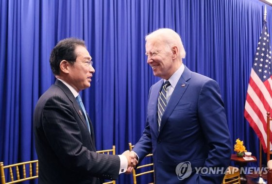 조 바이든 미국 행정부는 일본의 이번 안보 전략 개정에 환영의 뜻을 밝혔다. 이는 일본의 방위력 증강과 반격 능력 보유가 미국이 추구하는 인도 태평양 전략에 힘을 실어 줄 것이란 판단이 작용한 것으로 풀이된다. 사진은 조 바이든 미국 대통령과 기시다 후미오 일본 총리. 연합뉴스