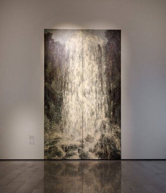 제주도립미술관에 전시된 강요배 화백의 대형 회화 '폭포 속으로'. 세로 가 6.7m에 이른다. 제주비엔날레