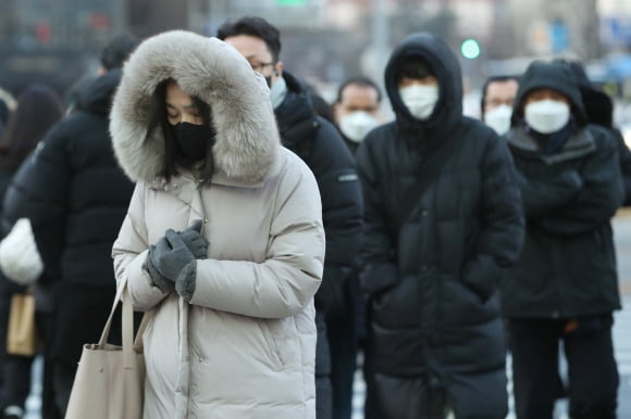 전국 대부분 지역에 한파특보가 발효된 19일 오전 서울 광화문네거리에서 시민들이 출근길 발걸음을 옮기고 있다. 뉴스1