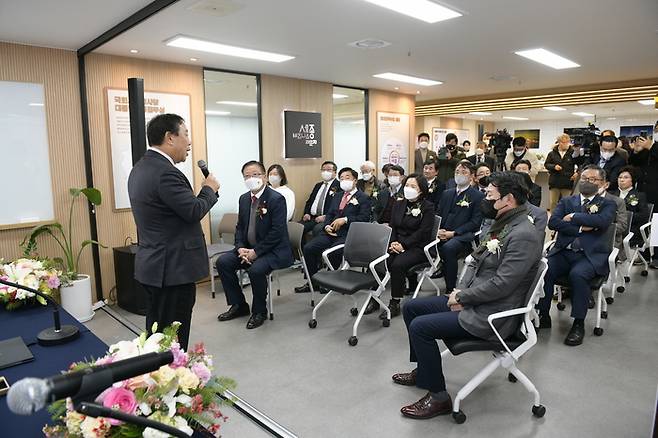 최민호 세종시장이 19일 서울 여의도 대하빌딩 4층에서 열린 ‘세종 비즈니스 라운지’ 개소식에서 발언을 하고 있다. 세종시 제공