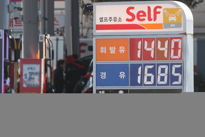 A gas station in Seoul shows prices for gasoline and diesel on Sunday. (Yonhap)