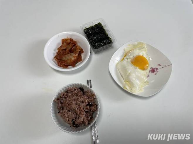 20대 청년의 점심 밥상. 밥, 계란프라이 하나, 조미김, 김치가 놓여있다. 쿠키뉴스DB