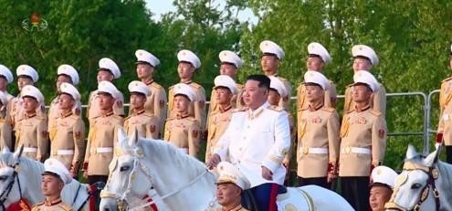 김정은이 백마를 타고 기념촬영하고 있다 / 사진 = 연합뉴스