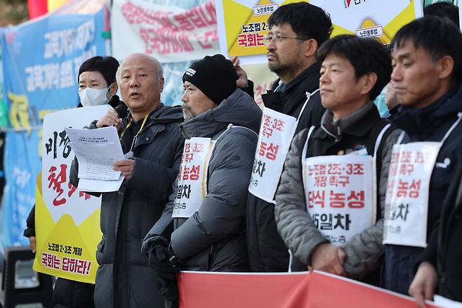 민주노총, 노조법 2·3조 개정 촉구 민주노총 관계자들이 19일 국회 앞에서 '노란봉투법'으로 불리는 노조법 2·3조 개정 촉구 기자회견을 하고 있다.  【연합뉴스】