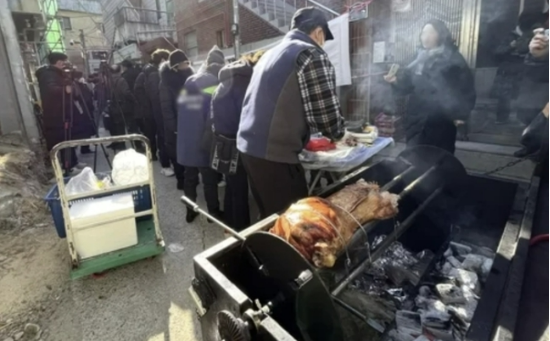 대구 북구 대현동 이슬람 사원 공사장 앞에서 ‘대현동 이슬람사원 건립 반대 비대위’가 사원 건립에 반대하는 통돼지 바비큐 행사를 열고 있다. (연합뉴스)