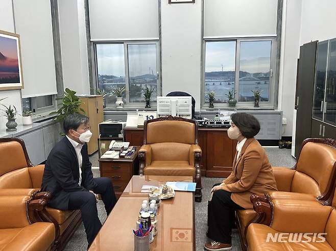 [서울=뉴시스] 이영 중소벤처기업부(중기부) 장관이 19일 전해철 국회 환경노동위원회 위원장을 만나 오는 31일 종료되는 종사자 30인 미만 사업장의 8시간 추가연장 근로제와 관련해 유효기간 연장 필요성을 강조했다. (사진=중기부 제공) 2022.12.19. photo@newsis.com