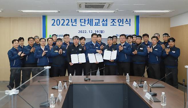 현대중공업 노사는 19일 울산본사 조선경영관에서 2022년 임금 단체협약 조인식을 가졌다. 현대중공업 제공