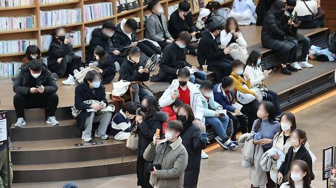서울의 한 쇼핑몰 내 마스크를 착용한 시민들의 모습 (사진=연합뉴스)