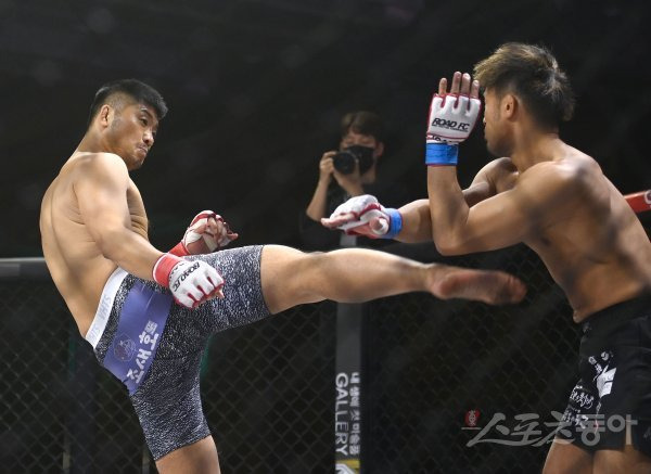 18일 서울 서대문구 스위스 그랜드 호텔 서울에서 ‘굽네 ROAD FC 062‘ 가 열렸다. 73kg 계약체중 매치에서 권아솔(한국)과 나카무라 코지(일본)가 경기를 펼치고 있다. 김종원 기자 won@donga.com