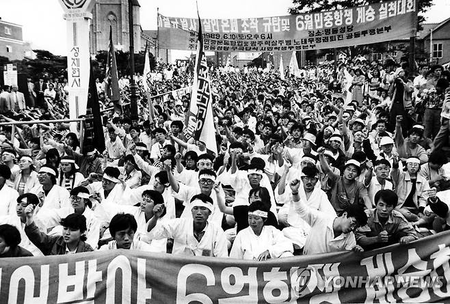 1989년 명동성당에서 집회하는 전대협과 재야단체 회원들 [연합뉴스 자료사진]