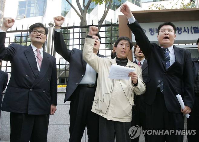 2004년 10월 외교통상부 앞에서 중국정부의 탈북자 강제 연행을 규탄하는 북한 민주화운동본부 회원들 [연합뉴스 자료사진]