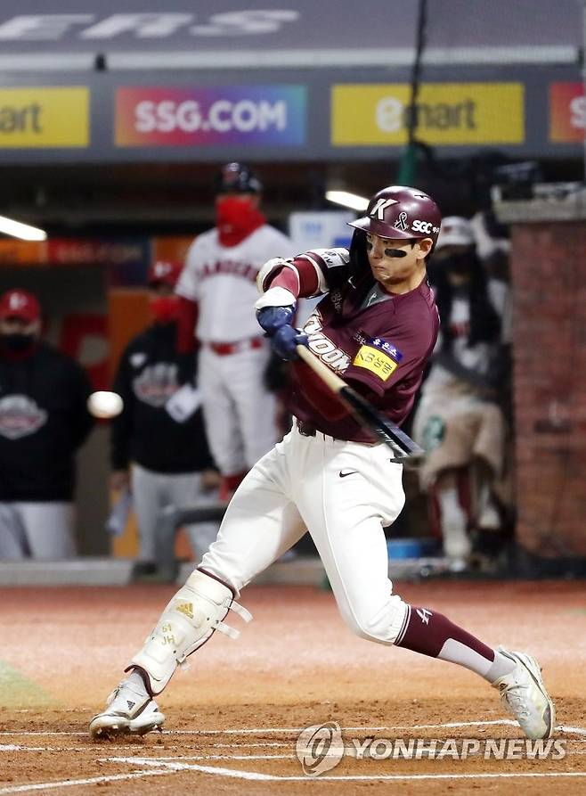 키움 이정후 솔로 홈런 (인천=연합뉴스) 윤태현 기자 = 8일 인천 SSG 랜더스필드에서 열린 2022 프로야구 KBO리그 한국시리즈 6차전 경기. 6회초 키움 공격 1사 상황에서 이정후가 우익수 뒤 홈런을 치고 있다. 2022.11.8 tomatoyoon@yna.co.kr