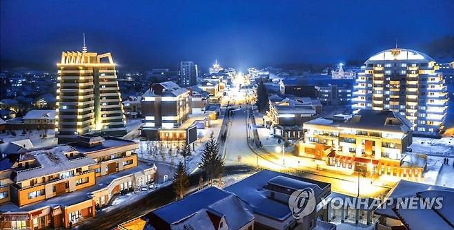 눈 내린 북한 '혁명성지' 삼지연시 야경 (서울=연합뉴스) 2021.12.7 [북한 대외용 화보 '조선' 12월호 캡처. 재판매 및 DB 금지] nkphoto@yna.co.kr