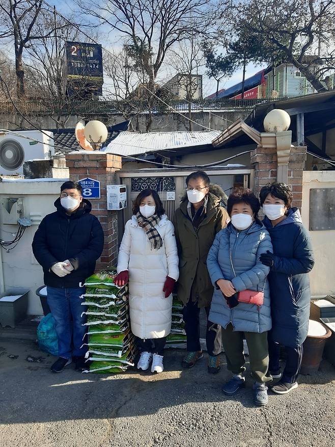 독거노인들에게 전달하려고 쌓아놓은 쌀 포대와 글로벌프랜드 회원들 글로벌프랜드 제공 [재배포 및 DB 금지]