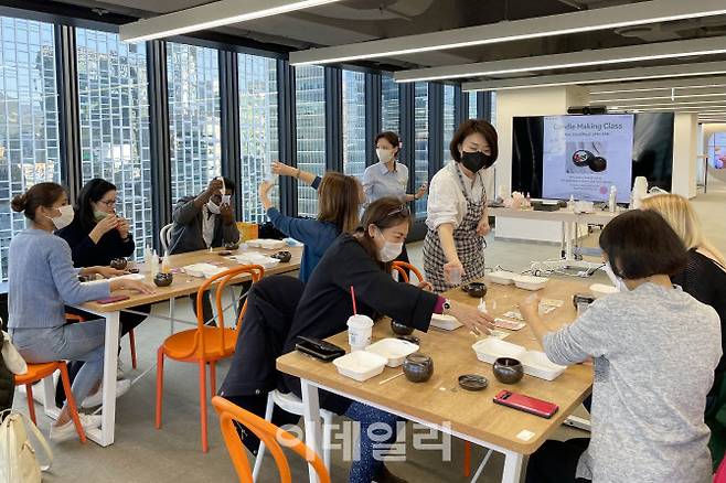 서울관광플라자를 방문한 외국인 참가자가 항아리 캔들 체험을 하고 있는 모습(사진=서울관광재단)