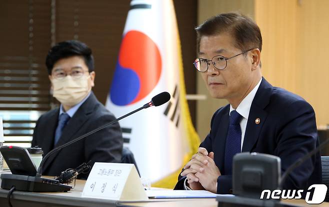 이정식 고용노동부 장관이 9일 오후 서울지방고용노동청에서 '8시간 추가근로제'를 사용하는 음식업·유통업·제조업 사업장의 사업주·근로자와 간담회를 하고 있다. (고용노동부 제공) 2022.11.9/뉴스1