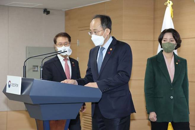 대국민담화문 발표 준비하는 추경호 총리
    (서울=연합뉴스) 김승두 기자 = 추경호 경제부총리 겸 기획재정부 장관이 20일 정부서울청사 브리핑실에서 이정식 고용노동부 장관, 이영 중소벤처기업부 장관이 배석한 가운데 추가연장근로 일몰연장 입법 촉구 대국민담화문 발표 준비를 하고 있다. 2022.12.20
    kimsdoo@yna.co.kr
(끝)


＜저작권자(c) 연합뉴스, 무단 전재-재배포 금지＞