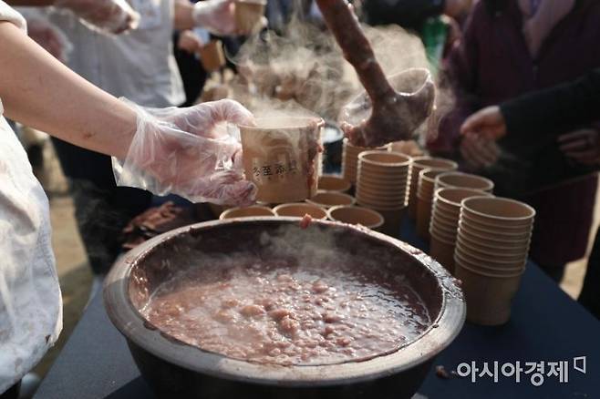 동짓날인 22일 서울 중구 남산골한옥마을에서 열린 작은 설 동지 행사에서 관계자들이 시민들에게 팥죽을 나눠주고 있다. /문호남 기자 munonam@