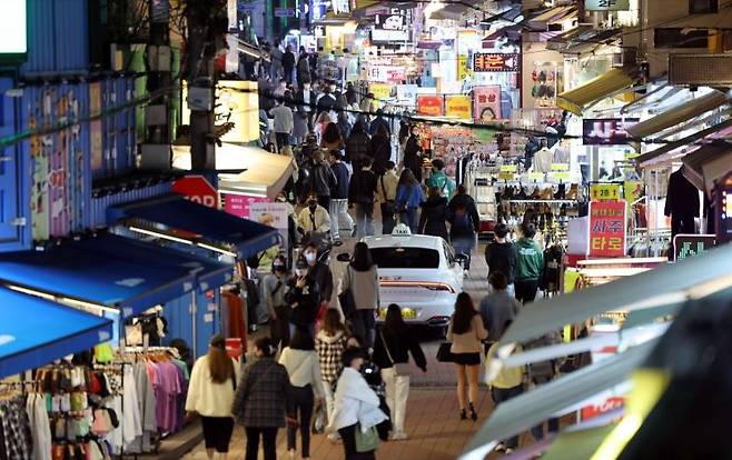 인파로 붐비는 서울 마포구 홍대거리 모습. [사진=연합뉴스 제공]