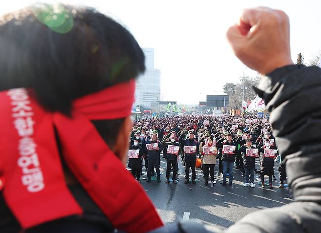 6일 오후 경기도 의왕시 내륙컨테이너기지 앞에서 열린 민주노총 총파업 총력투쟁대회에서 노조원들이 구호를 외치고 있다. /연합뉴스