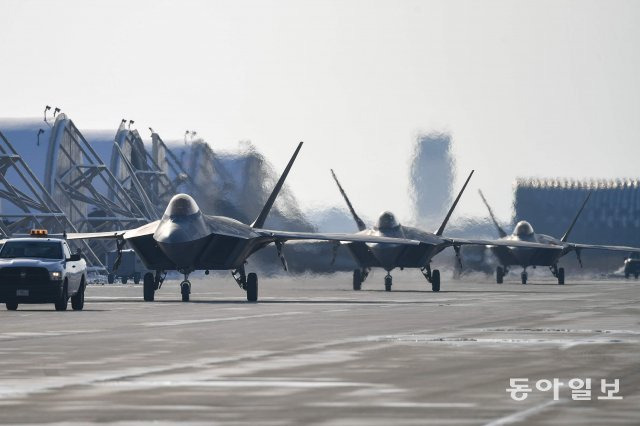 20일 한미 연합공군훈련을 위해 한반도에 전개한 美 F-22 전투기가 군산기지에 착륙하여 지상활주하고 있다. 국방부 제공