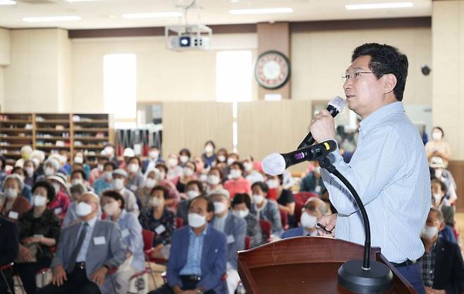 이상일 용인시장이 기흥노인대학에서 특강을 하고 있는 모습.