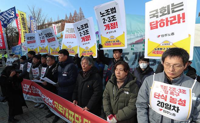 시민사회의 결집체인 ‘노조법 2·3조 개정 운동본부’ 공동대표단이 19일 오후 국회 앞에서 기자회견을 열어 ‘노란봉투법’으로 불리는 노동조합 및 노사관계조정법 2·3조 개정안을 남은 임시국회 기간 동안 국회가 신속히 처리할 것을 촉구하며 노동시민사회의 총력 집중 투쟁 돌입 방침을 밝히고 있다. 박희은 민주노총 부위원장과 윤장혁 금속노조 위원장, 유성욱 서비스연맹 전국택배노조 씨제이(CJ)대한통운본부 본부장, 강인석·유최안 민주노총 금속노조 거제·통영·고성 조선하청지회 부지회장, 이김춘택 사무장 등 20일째 단식농성 중인 당사자들과 함께 공동대표단 전원도 이날부터 단식을 시작했다. 김정효 기자 hyopd@hani.co.kr