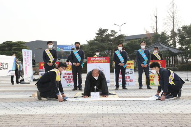 강영석 경북 상주시장이 지난해 12월 서울 종로구 세종로 청와대 분수광장 앞에서 중부내륙선 예비타당성조사 조기 통과를 촉구하는 상소문을 낭독하고 있다. 상주시 제공