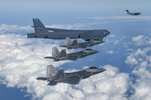 20일 한미 연합공군훈련을 위해 한반도 인근에 전개한 미군의 B-52H, F-22, C-17이 비행하고 있다. 국방부 제공