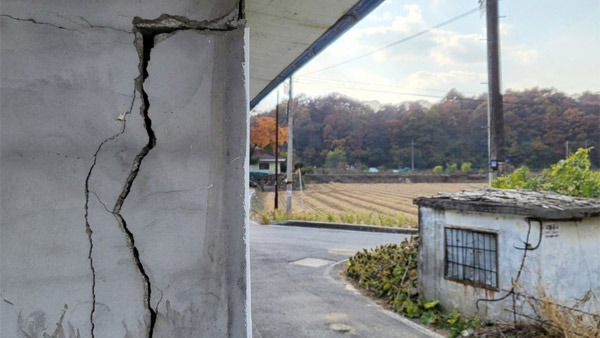 규모 4.1의 지진이 발생한 충북 괴산군 장연면 장암리 한 주택 담벼락이 갈라진 모습  [사진제공:연합뉴스]