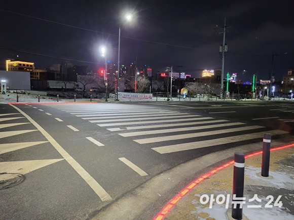 천안시 와촌동 횡단보도에 설치된 LED 바닥 신호등.  [사진=천안시청]