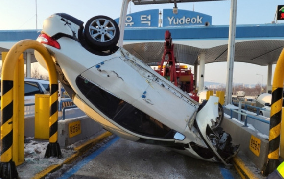 20일 오전 광주 서구 유덕동 광주제2순환도로 유덕 요금소 진입 구간에서 승용차가 넘어지면서 충격 방지용 구조물을 들이받은 상태다. 2022.12.20. [사진=광주 서부서 제공]