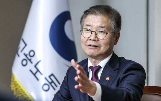 이정식 고용노동부 장관은 "미래연이 권고한 노조의 부당노동행위나 대체근로 등은 균형과 중립에 부합하는 것"이라고 말했다. 서울 중구 서울지방고용노동청에서 중앙일보와 인터뷰에서다. 김성룡 기자