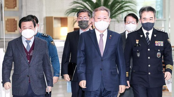 이상민 행정안전부 장관이 19일 정부서울청사에서 경찰 조직·인사 제도 개선방안 브리핑을 하기 위해 브리핑실로 이동하고 있다. 왼쪽부터 김순호 경찰국장, 이상민 장관, 윤희근 경찰청장, 연합뉴스