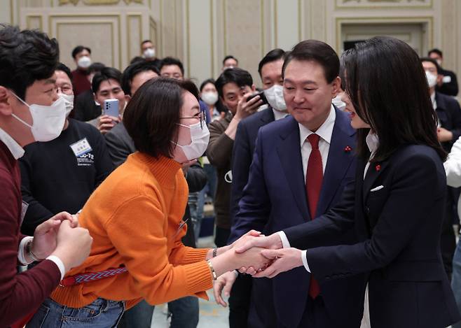 김건희 여사와 악수 윤석열 대통령과 김건희 여사가 20일 청와대 영빈관에서 열린 ‘청년 200여명과의 노동·교육·연금 등 3대 분야 개혁 간담회’를 마친 뒤 참석자들과 인사를 나누고 있다. 대통령실 제공