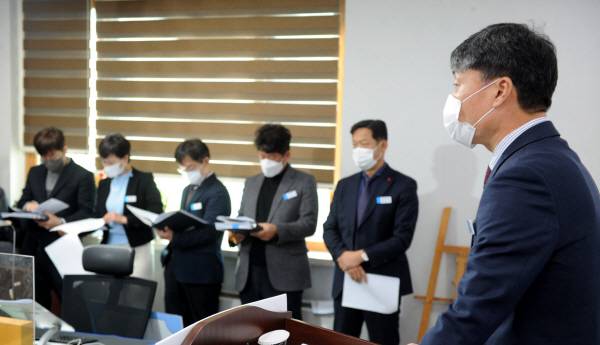 경남 창원시 신병철(사진 오른쪽) 감사관이 20일 시청 프레스센터에서 장기 표류 중인 진해웅동지구 복합관광레저단지 개발사업에 대한 감사 결과를 발표 하고 있다. 김성효 기자